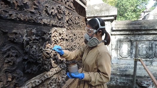 MMR Shwe nandaw Kyaung Conservator with mask